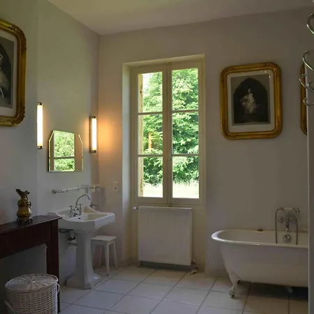 Altehrwuerdiges Mit Pool In Aquitanien Fuer 12 Personen By Interhome Saint-Aigne